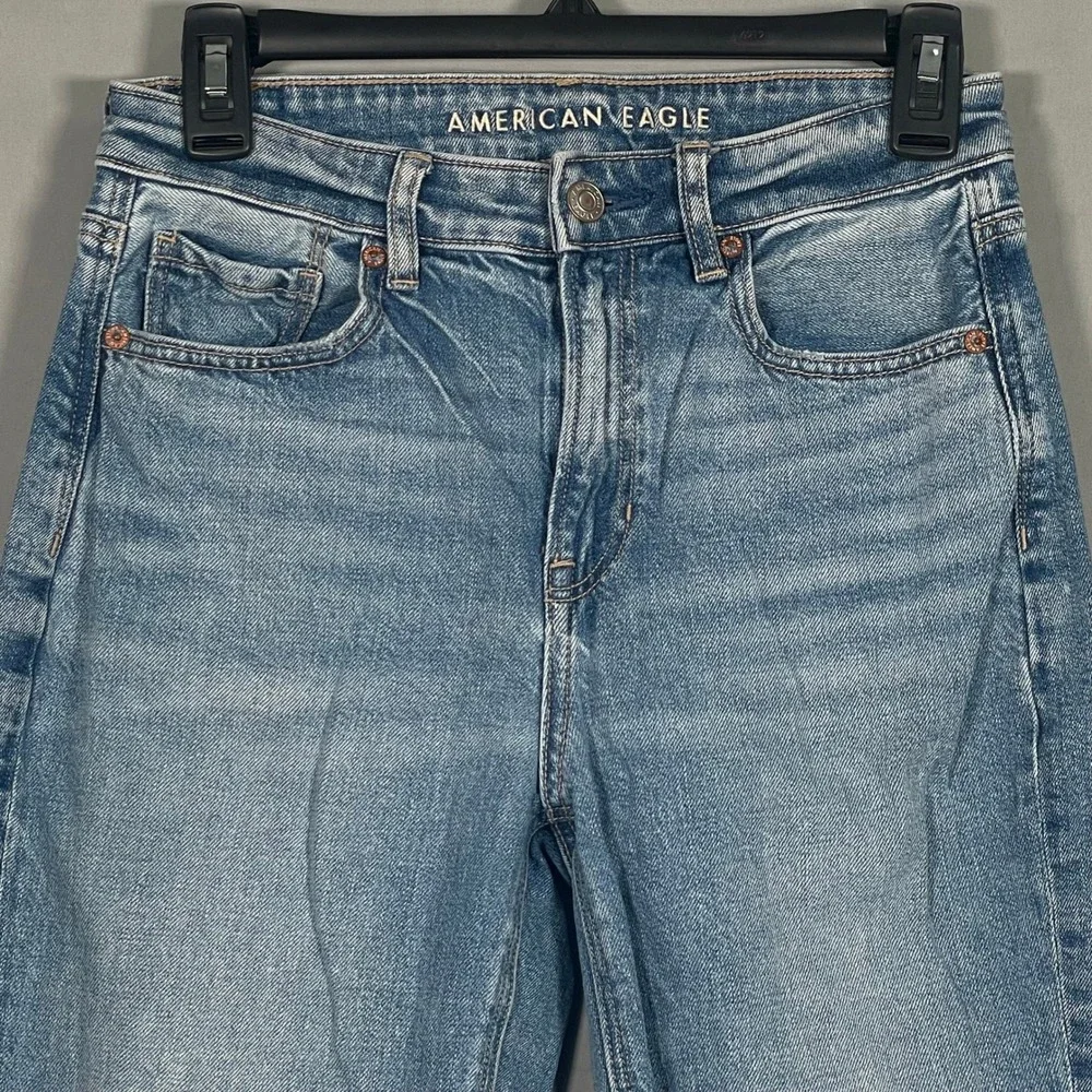 American Eagle Mom Jean Light‎ Wash Distressed High Rise Denim Size 2 Regular